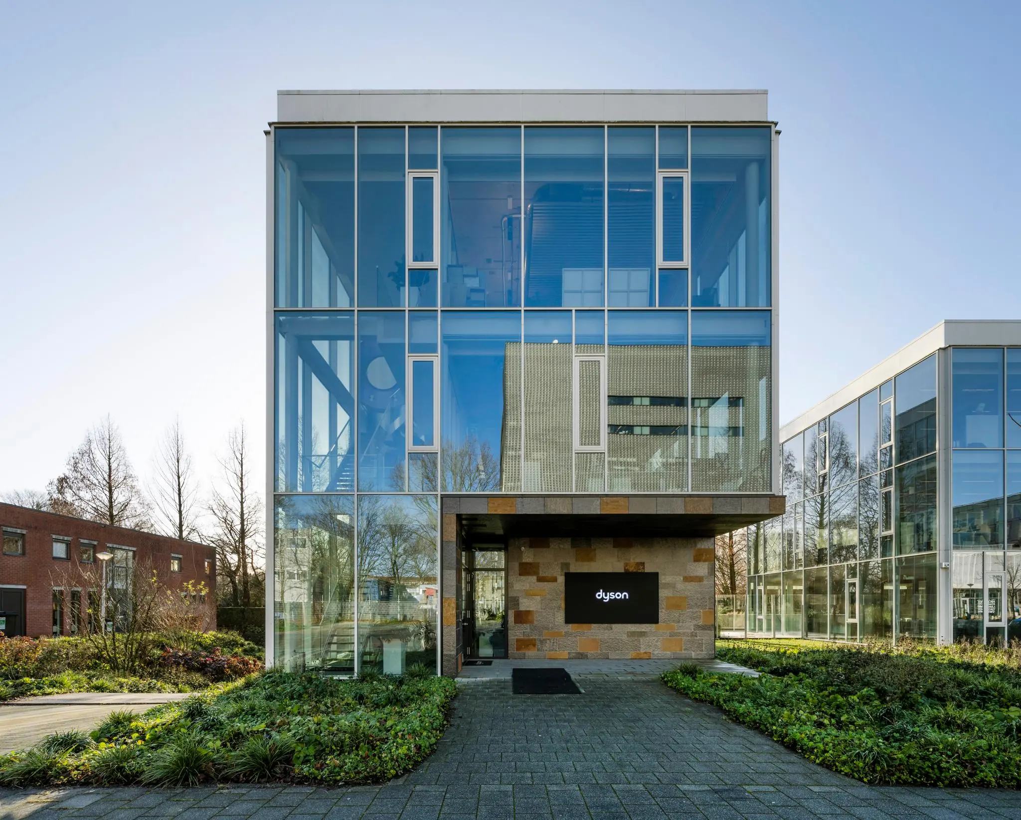 Modern kantoorgebouw van Dyson aan de Fred. Roeskestraat met glazen gevel en strakke architectuur.